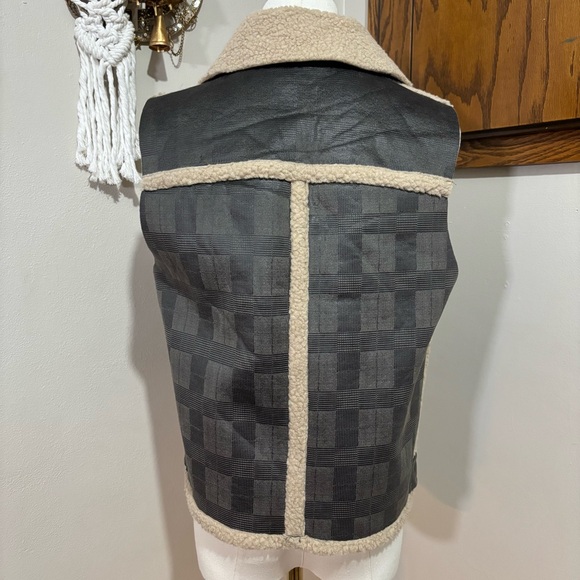 Staccato Gray Zip Vest Shearling Lined Collard Size Medium - Picture 7 of 11